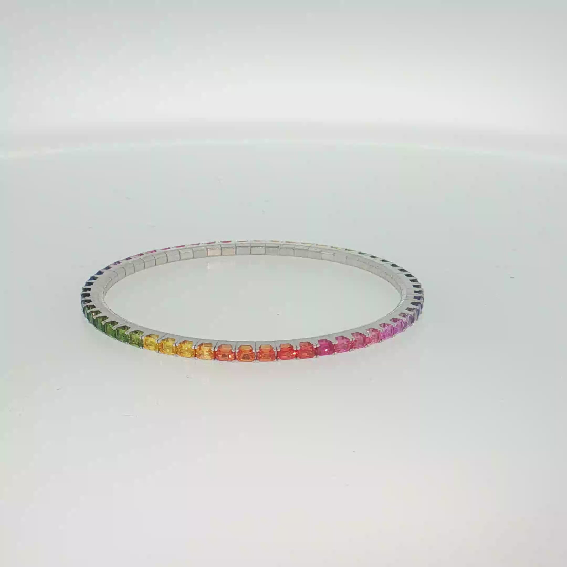 Elegantes Tennisarmband aus 750er Weißgold mit 58 facettierten Saphiren