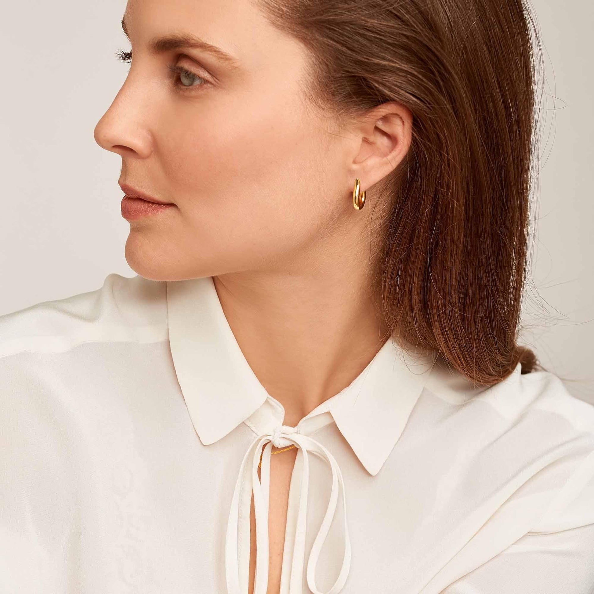 SIGNATURE Hoop Ohrringe small 18K Gelbgold, Gelbgold von Tamara Comolli (E-Ho-s-yg)