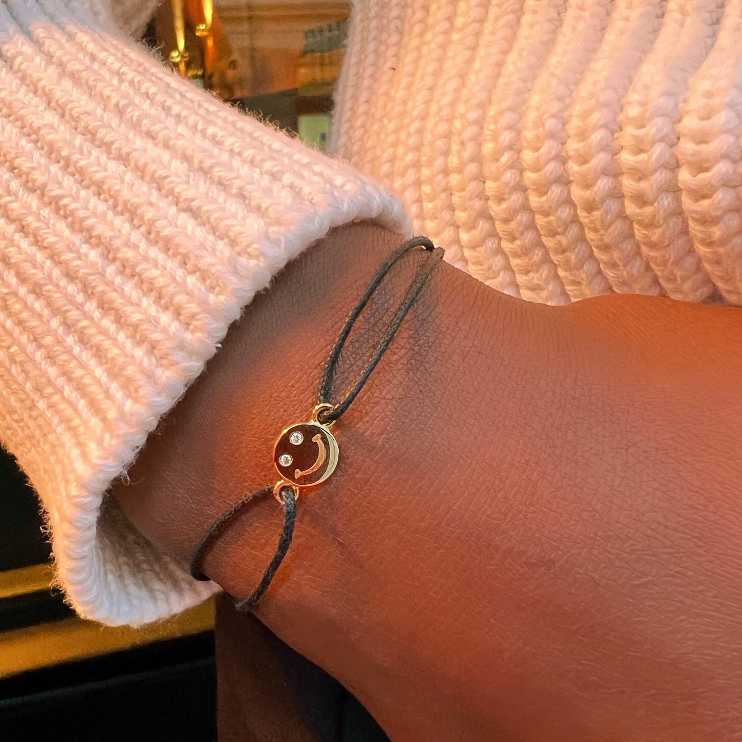 Smiley-Armbadn mit Labor Diamanten und recyceltem Gold von The Good Bling
