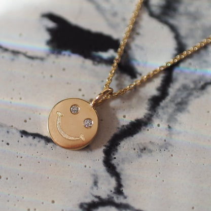 Smiley Kette aus Labor Diamanten und recyceltem Gold von Zola Berlin.ld