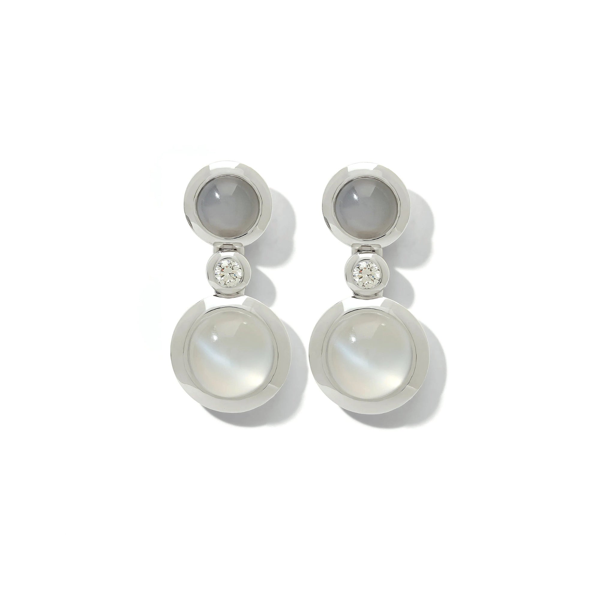 Tamara Comolli BOUTON Ohrhänger 2 Cabochons 'Cashmere' (E-BOU-2-Cas-Cl-wg) aus Weißgold mit Diamant und Mondstein