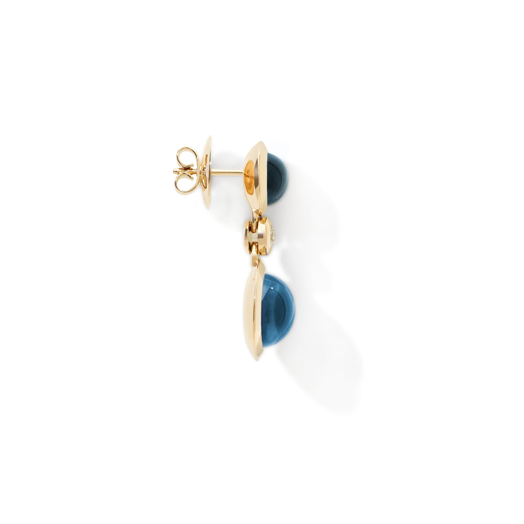 Tamara Comolli BOUTON Ohrhänger 2 Cabochons 'Sky' (E-BOU-2-Sky-Cl-yg) aus Gelbgold mit Diamant, London Topas und Topas