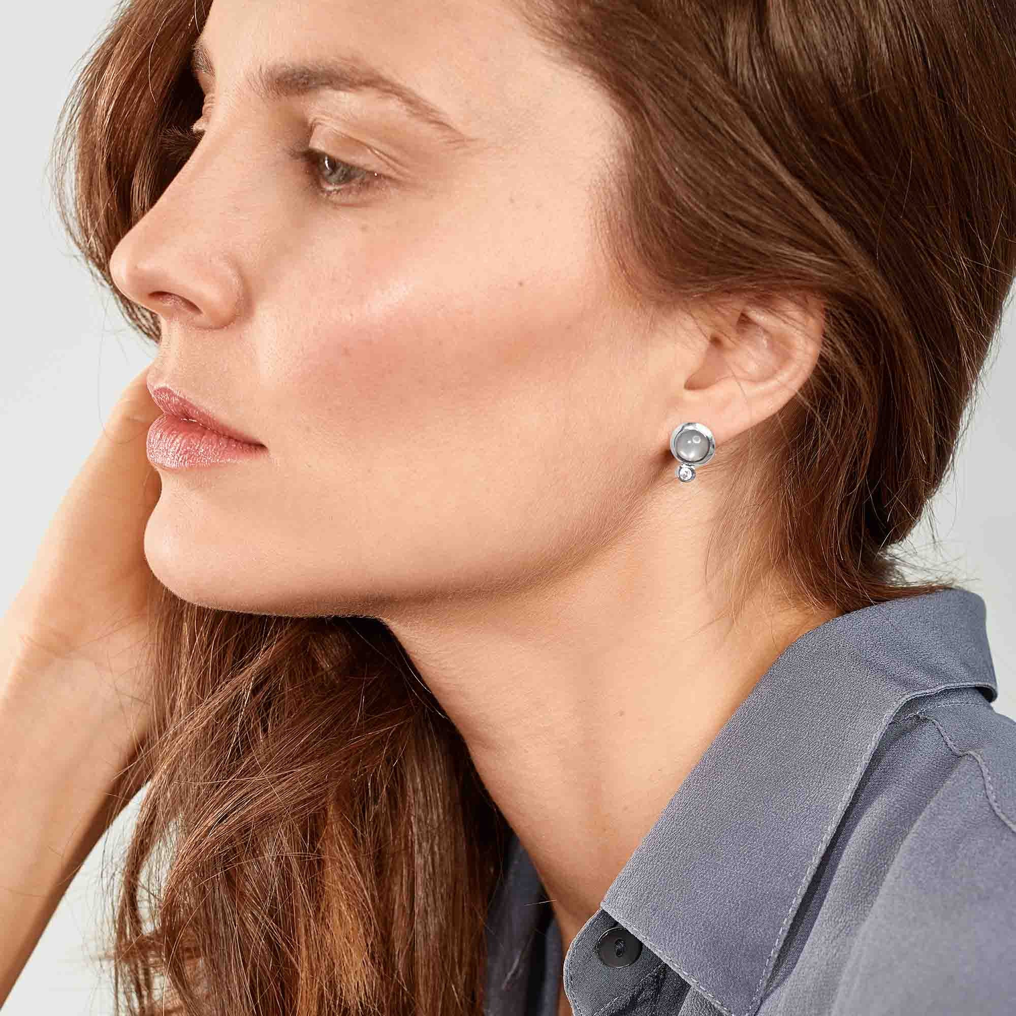 Tamara Comolli BOUTON Ohrstecker (E-BOU-MoGr-Cl-wg) aus Weißgold mit Diamant und Mondstein