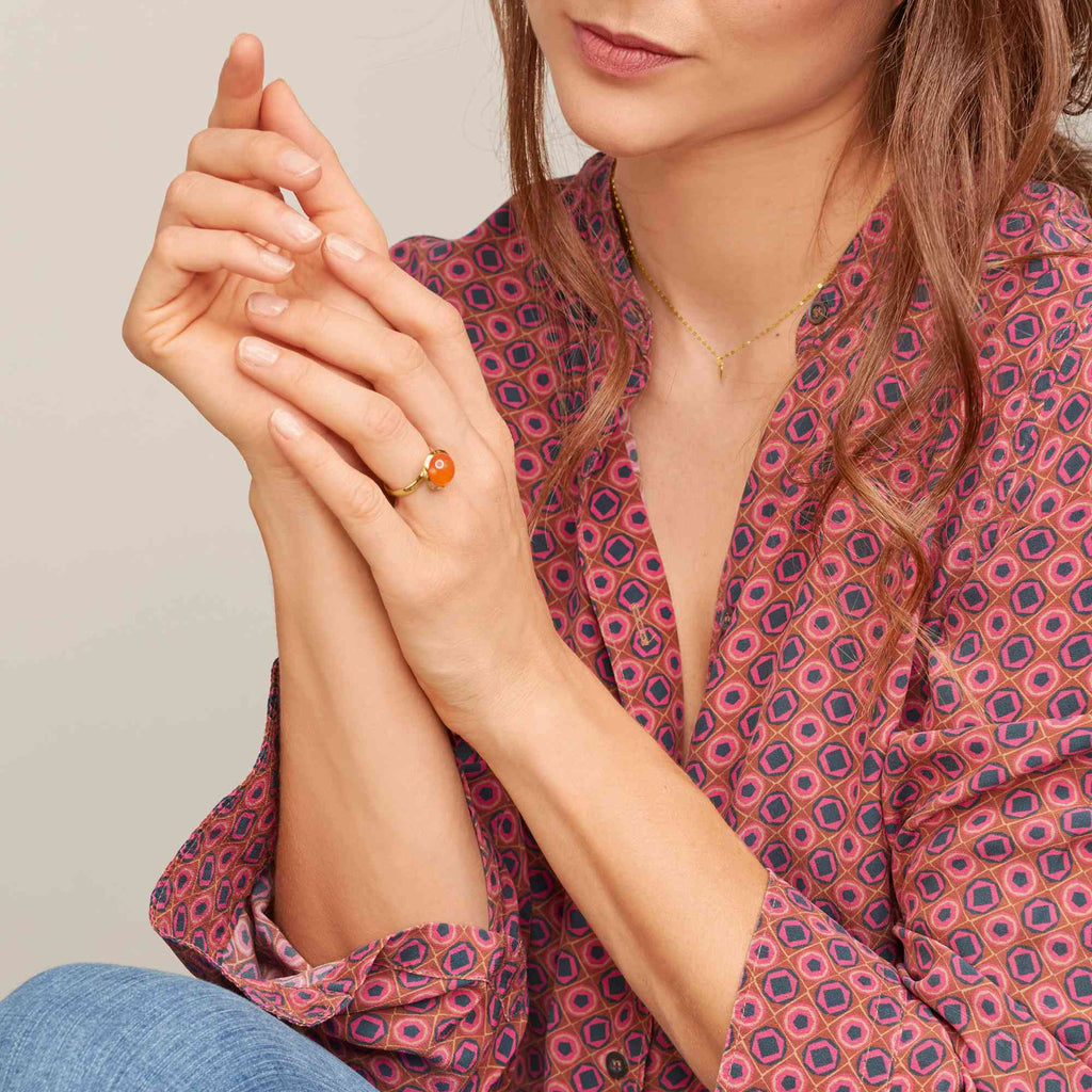 Tamara Comolli BOUTON Ring Large mit Karneol (R-BOU-l-Carn-yg) aus Gelbgold mit Karneol