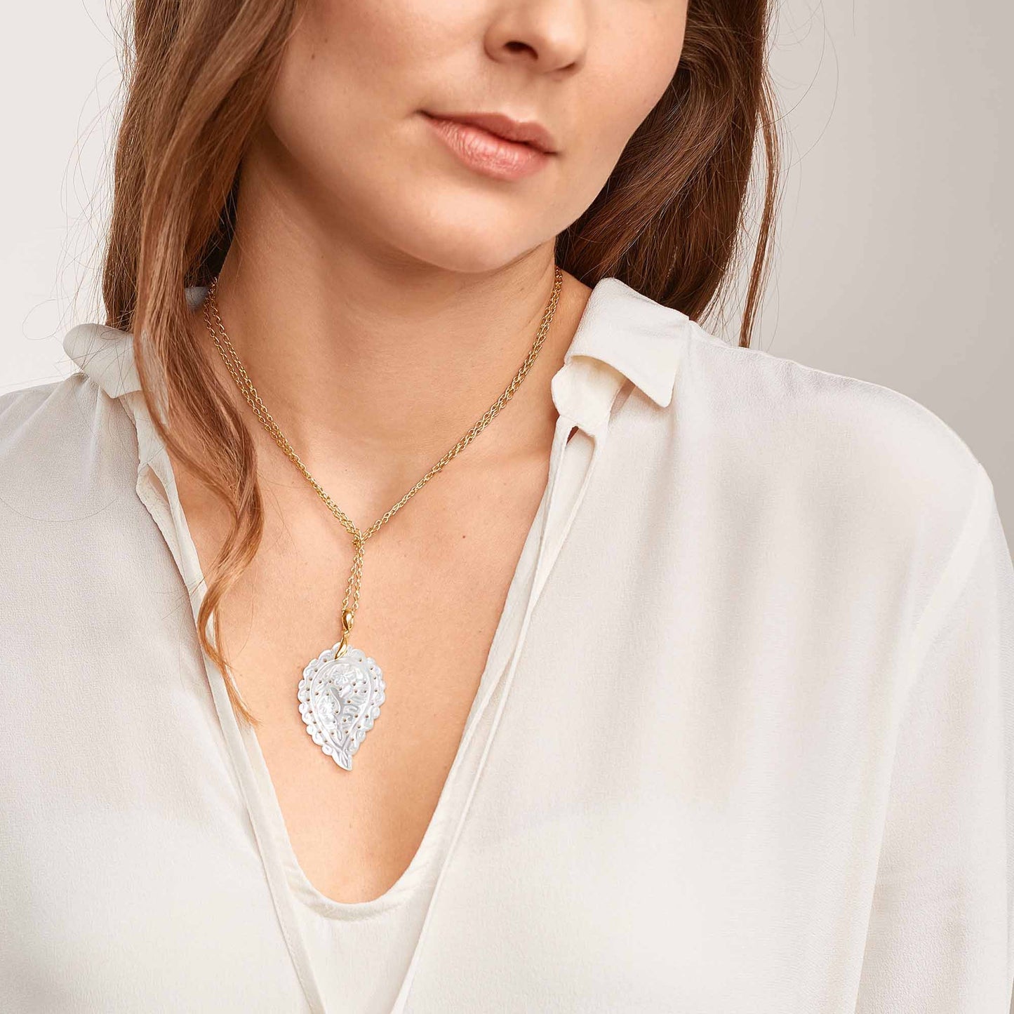 Tamara Comolli INDIA Anhänger mit Perlmutt Medium (P-IND-m-MPw-yg) aus Gelbgold mit Perlmutt