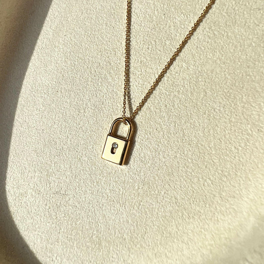 Kettenanhänger Love Lock, 18 Karat Gold mit Diamant 0.009 ct von The Good Bling online kaufen (Ref. TGB-LoveLock-Anhänger-G-0009)