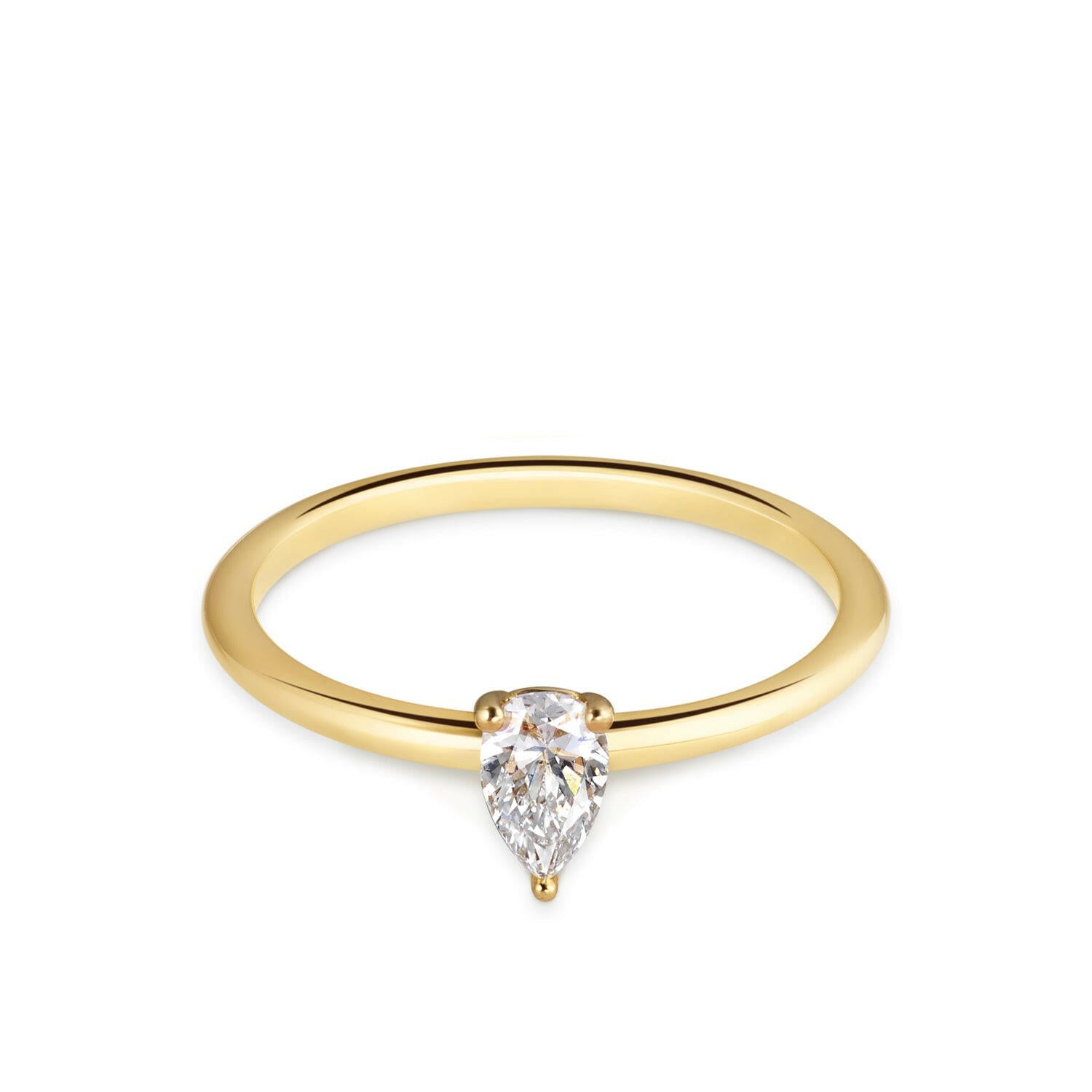 Zoe ist ein Ring ist aus recykeltem Gelbgold und mit einem laborgezüchteten Diamanten in Tropfenform.
