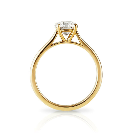 Ein gelbgoldener Ring mit dem Namen Gigi aus 18 Karat recyceltem Gelbgold und labor Diamanten von Zola Berlin.