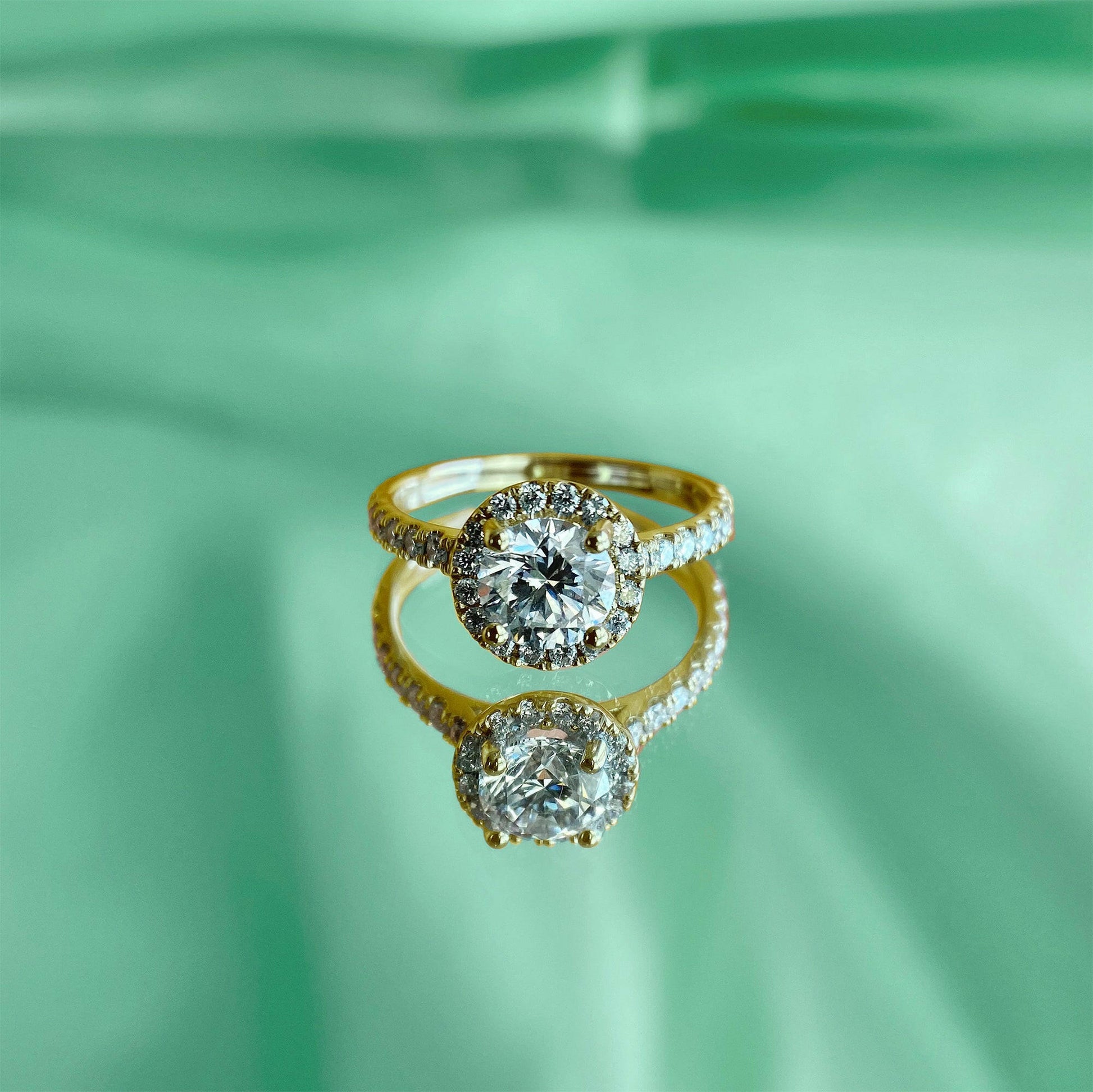 Der funkelnde Heidi Ring ist aus recyceltem Gelbgold und Labor gezüchteten Diamanten.