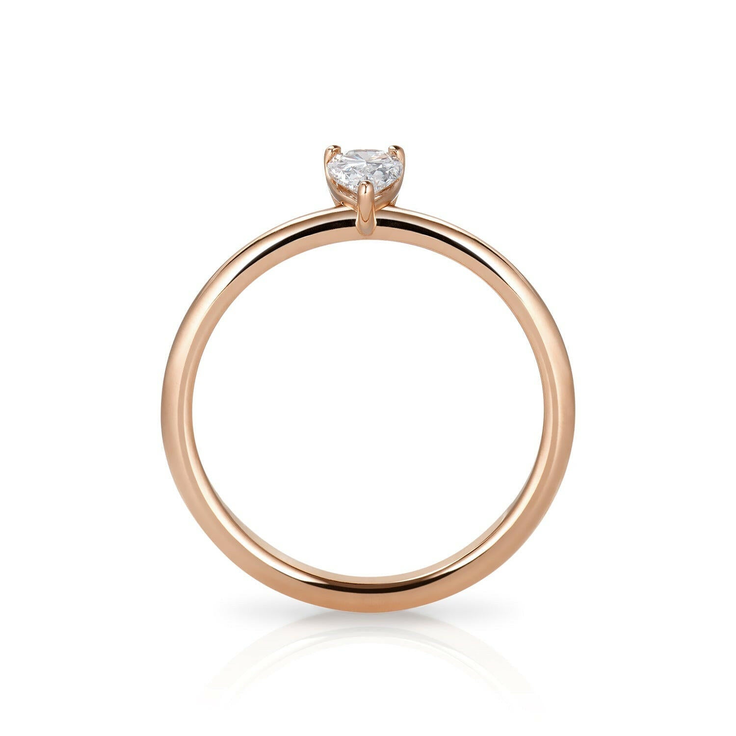 Zoe ist ein Ring ist aus recykeltem Roségold und mit einem laborgezüchteten Diamanten in Tropfenform.