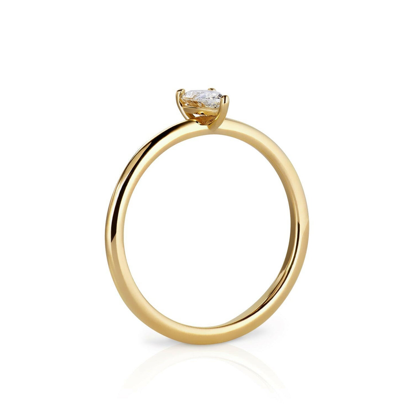 Zoe ist ein Ring ist aus recykeltem Gelbgold und mit einem laborgezüchteten Diamanten in Tropfenform.